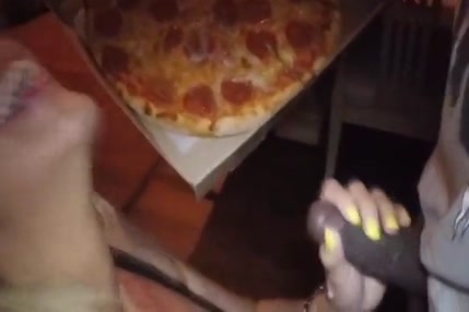 Le livreur de pizza me donne une éjaculation surprise quand je monte sa bite
