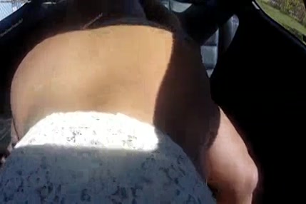 Une fille épaisse suçant la bite de son père sur la banquette arrière de la voiture