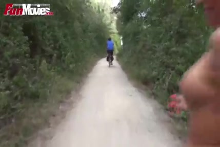 Video de shemale avec un chien en brousse