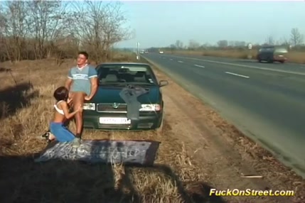 Femme chaude prend le sperme sur ses seins et jouit dans la voiture