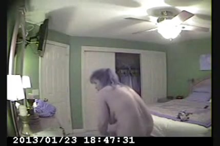 Hommes nus se masturbant sur le lit et garçons masturbation garçons