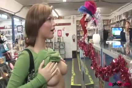 Jeune amateur masturbant dans un magasin public