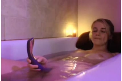 Adolescente excitée se masturbant après le bain