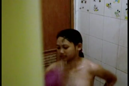 Fille asiatique chaude dans la douche