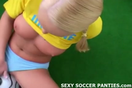 Blonde ukrainienne au cul serré se trémoussant sur le terrain de football